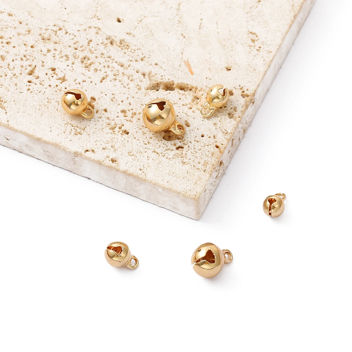 18K złoto 10 sztuk 5 6 8mm Jingle Bells wisiorki wiszące ozdoby świąteczne dekoracje Party DIY bransoletka biżuteria akcesoria rzemieślnicze