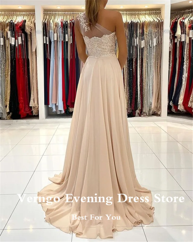 Verngo-vestido de fiesta para madre de la novia, traje de fiesta de gasa Beige, línea A, un hombro, Apliques de encaje, abertura lateral, vestidos de noche