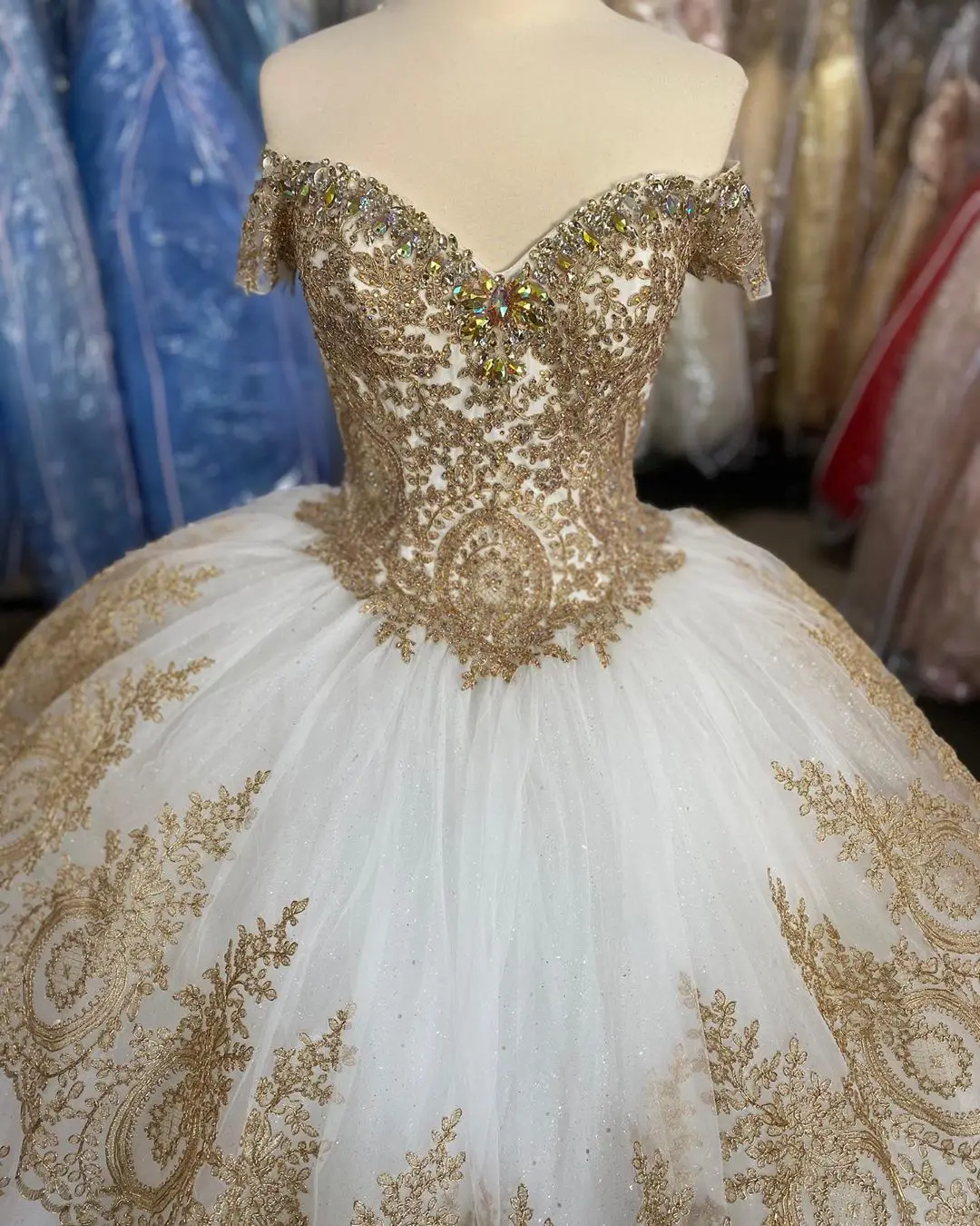 Oro Bianco vestidos de 15 años 2020 Abito Da Ballo Puffy Pizzo Paillettes Quinceanera Abito Al Largo della Spalla Dolce 15 Tiered Strato lace Up