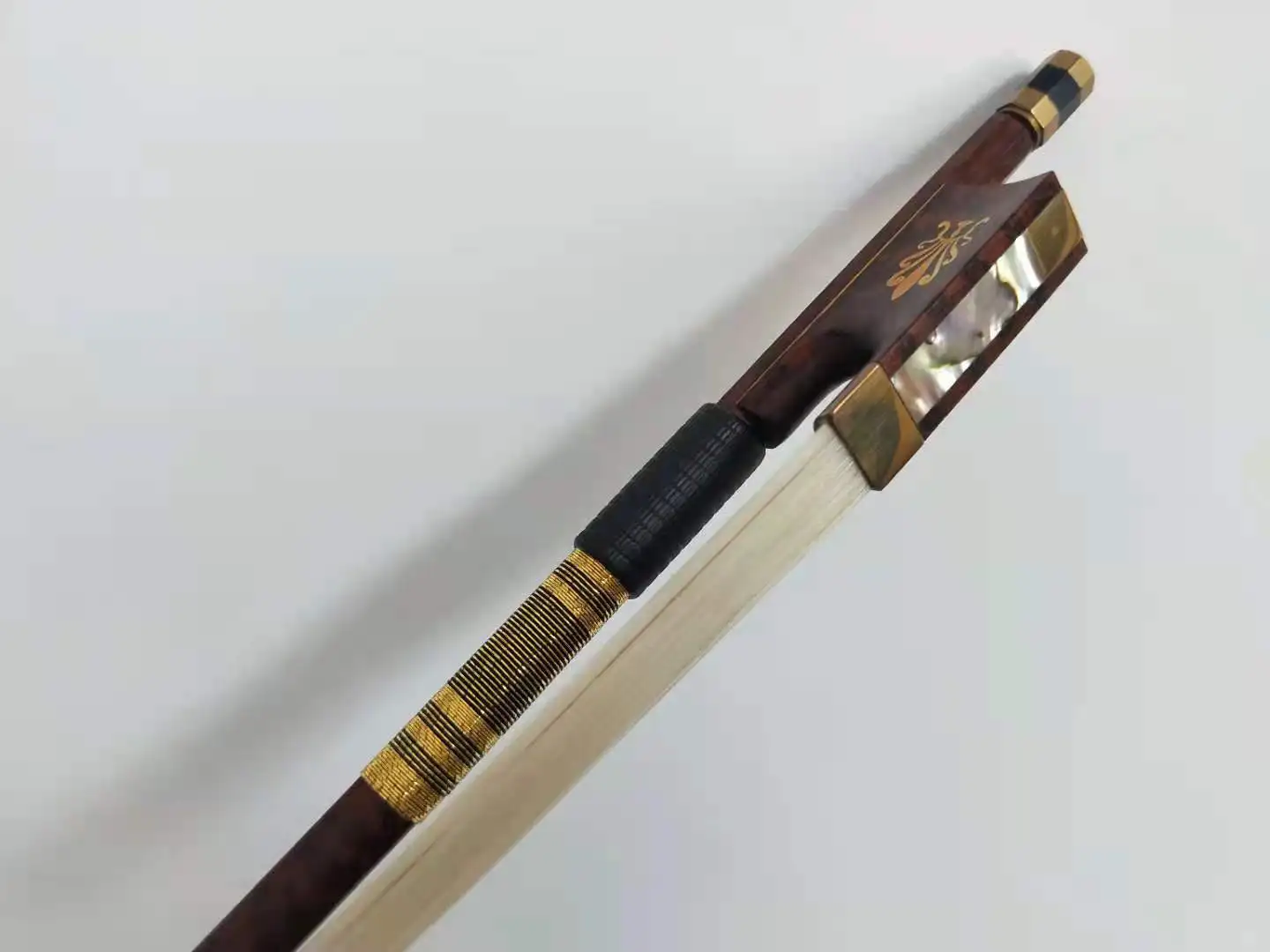 Lazo de Violín de Snakewood 4/4 con rana de flor tallada con pelo de caballo blanco