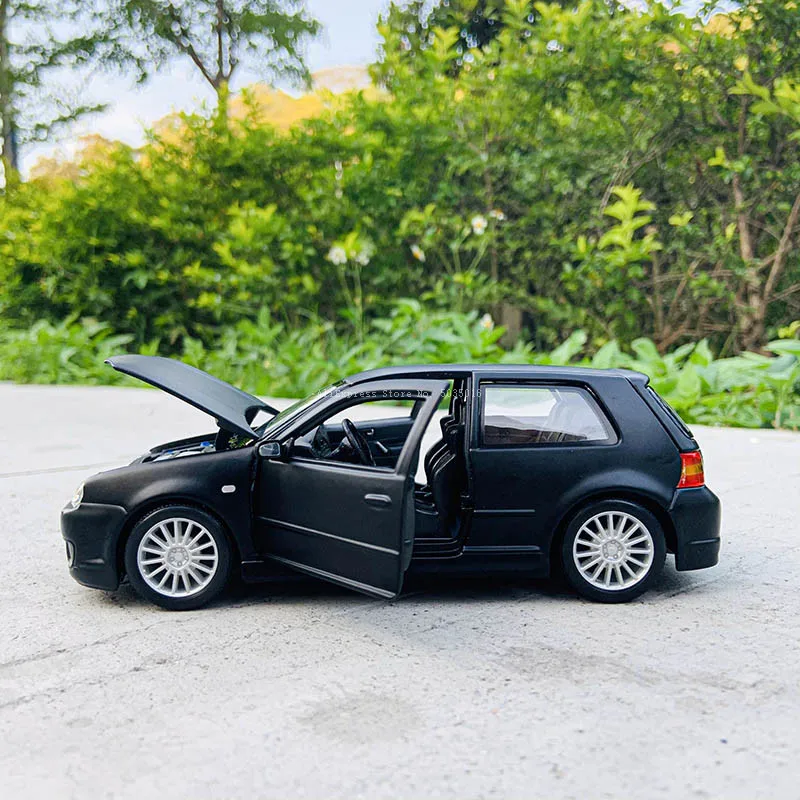 Maisto 1:25 Volkswagen Golf R32 simulation Die casting alloy car model crafts decoration collection toy tools gift