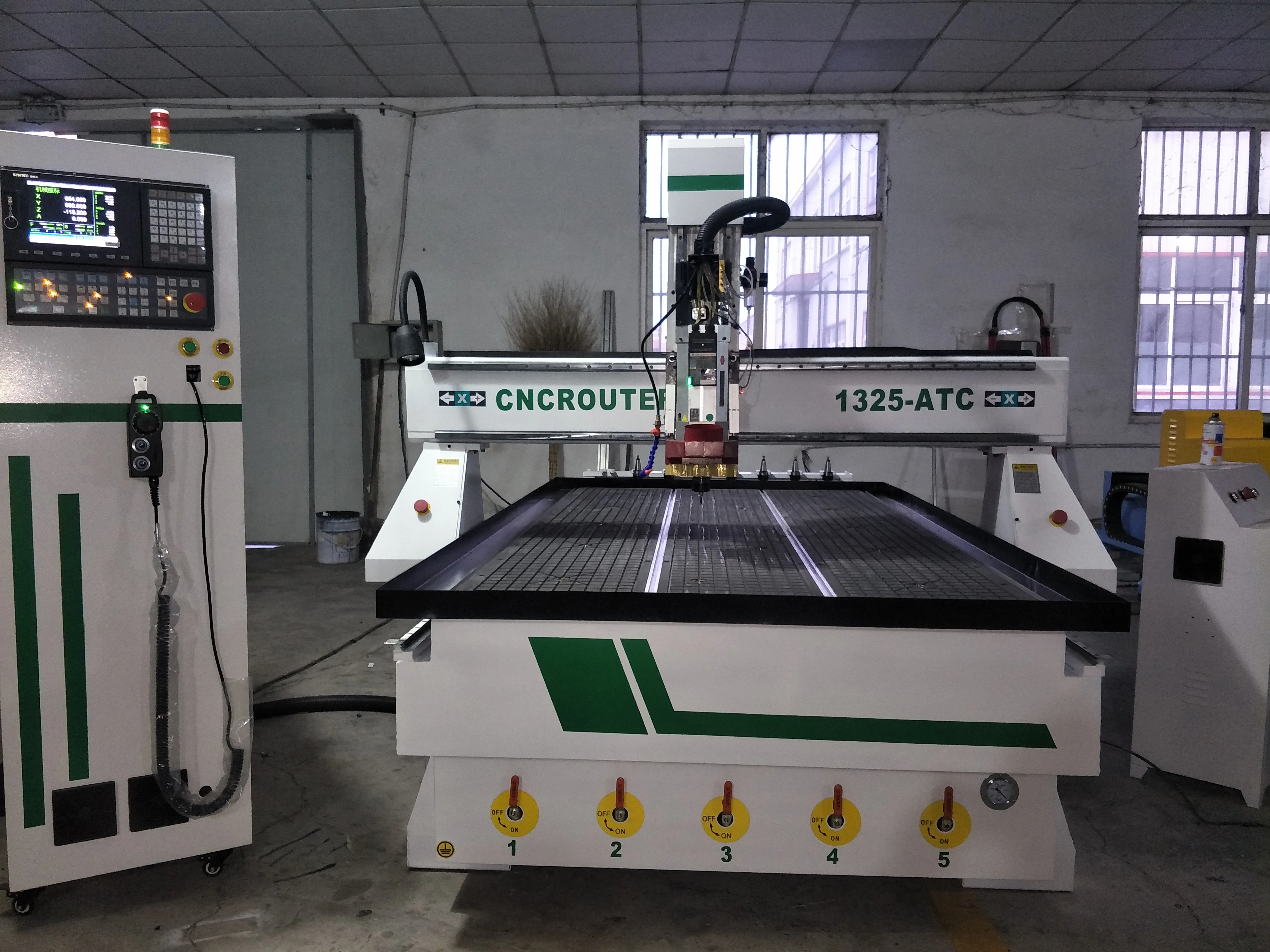 Robotec 3D ATC Cnc Router , Servo System Cnc Router Machine With Syntec controller Auto tool changer wood cutting machine