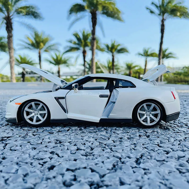 Bburago 1/18 2009 Nissan GT-R GTR R35 Alloy Retro Car Model Classic Car Model Car Decoration Collection gift God of War