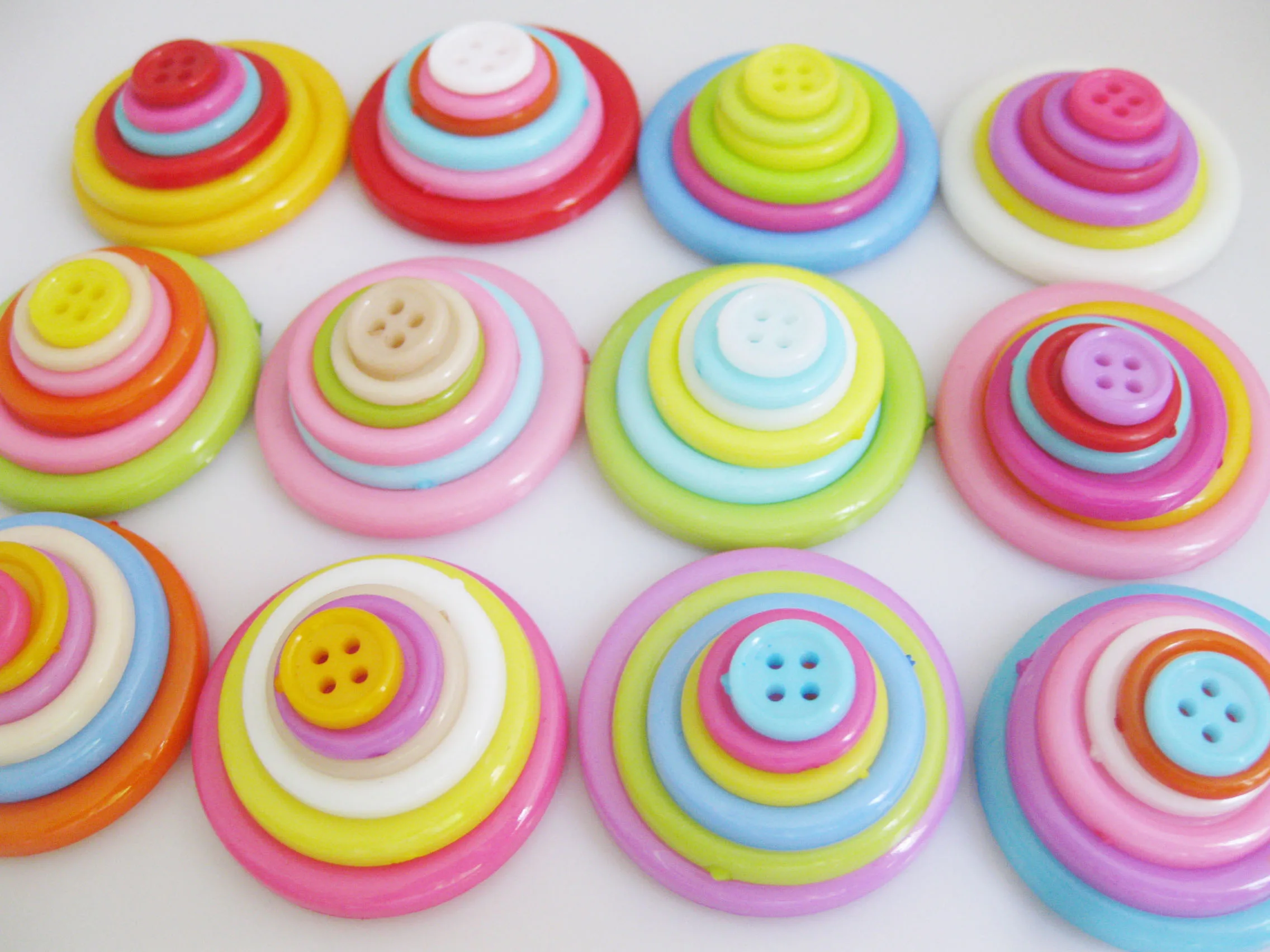 Nbnnla 8 Größen erhältlich 50 Stück verschiedene Farben 4 Löcher Kunststoff knöpfe für Bastel design DIY Scrap booking Näh zubehör – Detail 4