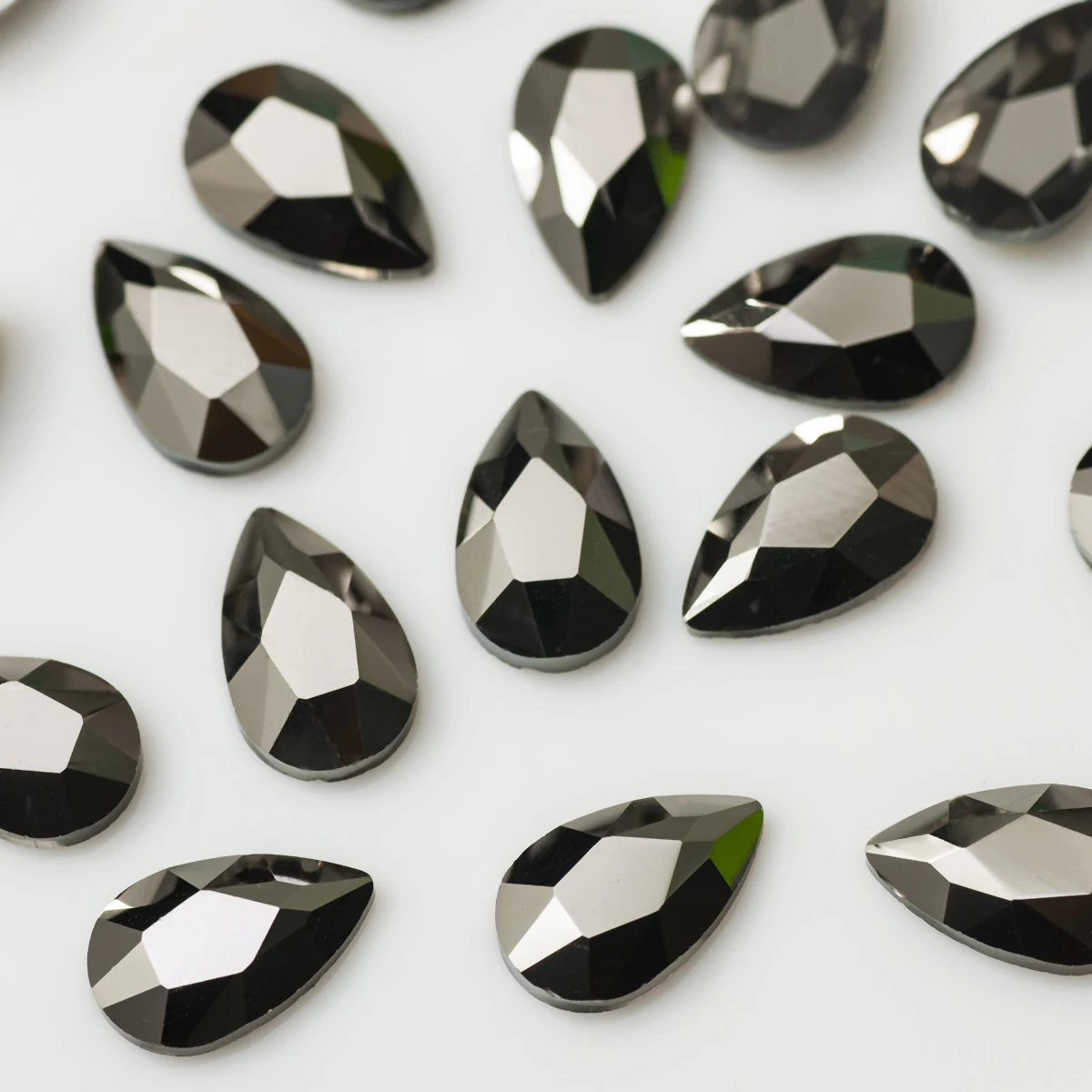 5x8mm 100 Stück Flache Bunte Tropfen-Nagelsteine für Nagelkunst Kristallglasstein Maniküre 3D Glänzende Kleidungsdekorationen – Detail 5