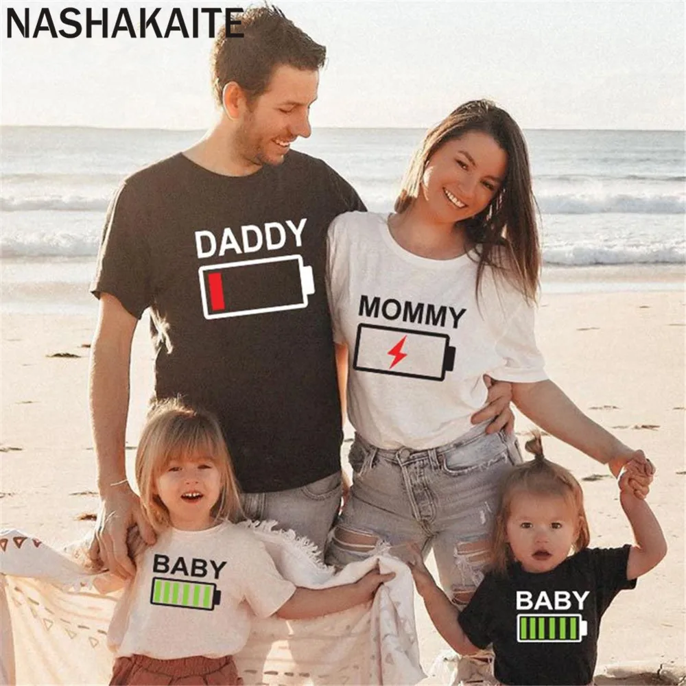 NASHAKAITE Family matching clothes Battery Print Matching T-shirt For Father Mother Daughter Son Baby Family tshirt