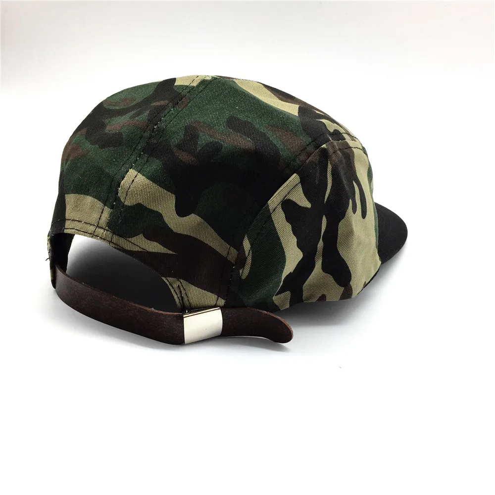 Women Men Camouflage 5 Panel Hip Hop Cap with Black Flat Peak Brim Unisex Camo Baseball Caps with PU Belt Buckle on the Back