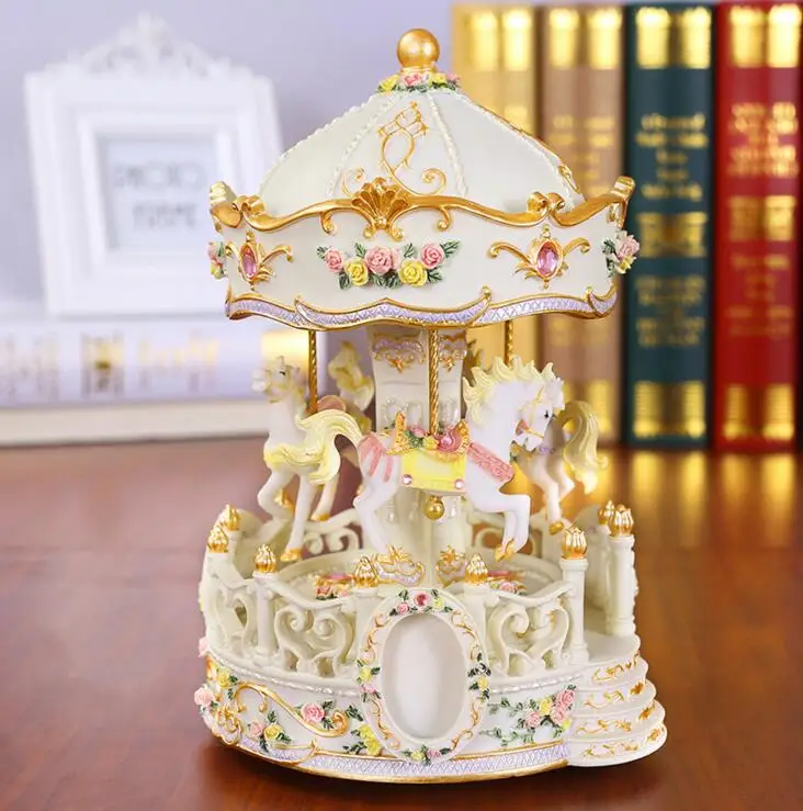 Imagem -05 - Europeu Piscando Led Light Carousel Music Box Desk Figurines Decoração Artesanato Resina Ornamentos Crianças Aniversário Presente de Casamento Casa