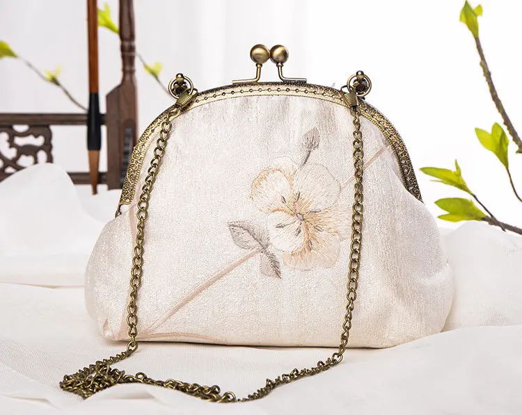 Handmade Women Vintage Floral Embroidery Clasp Handbag Female Chinese Luxury Design Cute Small Size Chain Kisslock Messenger Bag