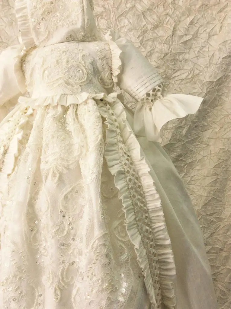 2021 Luxury Sequins Christening Gowns For Cute Baby Girl Lace Flowers Appliqued Pearls Baptism Dresses With Bonnet First Communi