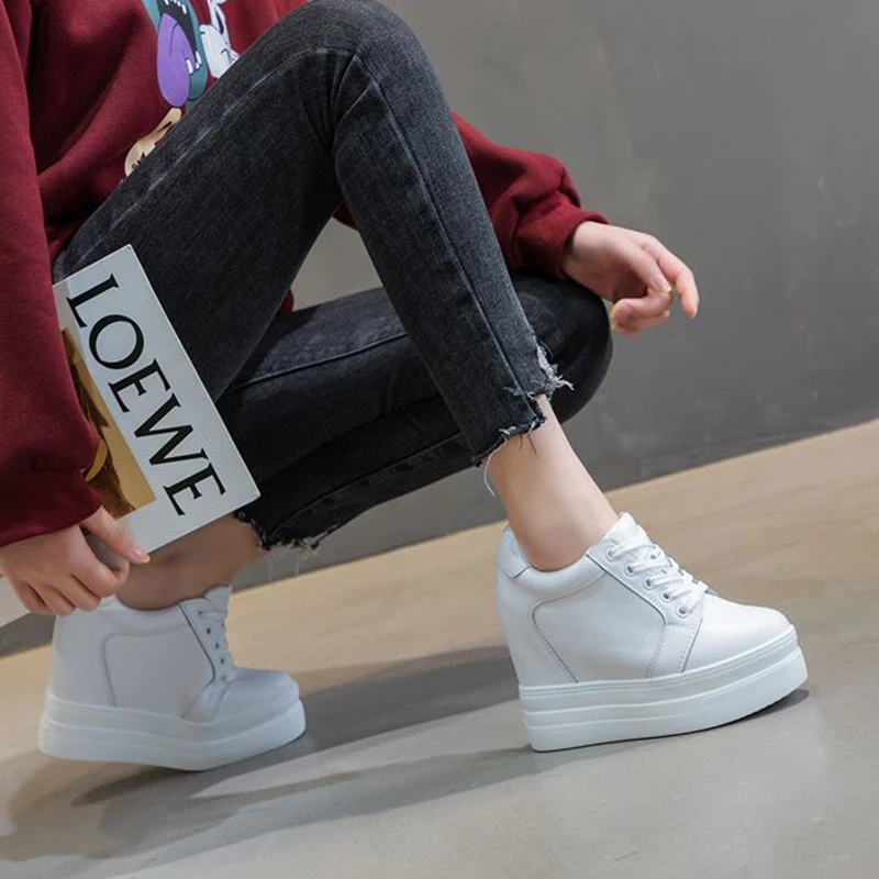 Sneakers robuste da donna scarpe Casual da donna in pelle crosta Sneakers nere bianche 2021 primavera autunno tacco nascosto donna scarpe robuste