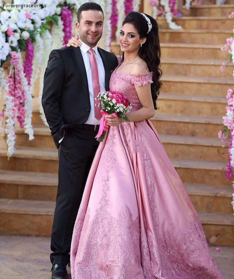 Hermoso vestido de novia rosa, vestido de novia de encaje con hombros descubiertos de princesa de Arabia Saudita de talla grande