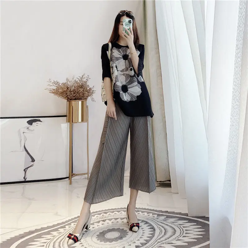 Women Blouse Pleated Top Women's Spring 2023 New Light Mature Loose And Thin Fashion All-match Three-quarter Sleeve T-shirt