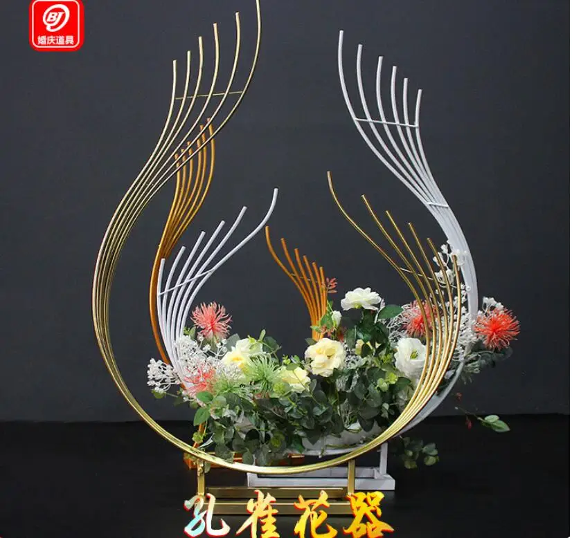 

New wedding wrought iron props Peacock Flower arc table flower arrangement Flower wedding scene layout road guide