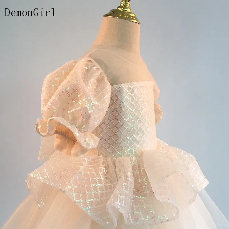 Gorgeous ดอกไม้สาว O คอ Tulle แขนสั้นเด็กผู้หญิงวันเกิดชุด Ruffle ฉัตรด้วย DetachableTrain