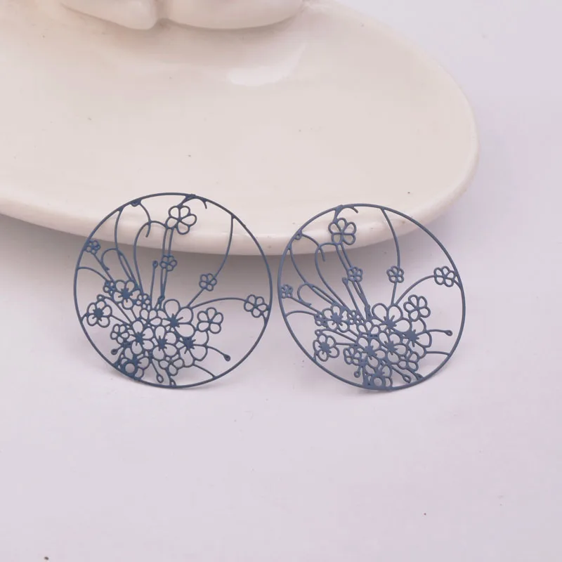 30 Stück AB4140 30mm bemalte Blumenanhänger, filigrane Wasserzeichen-Anhänger, Metall-Messing-Schmuckzubehör für Ohrringe – Detail 11