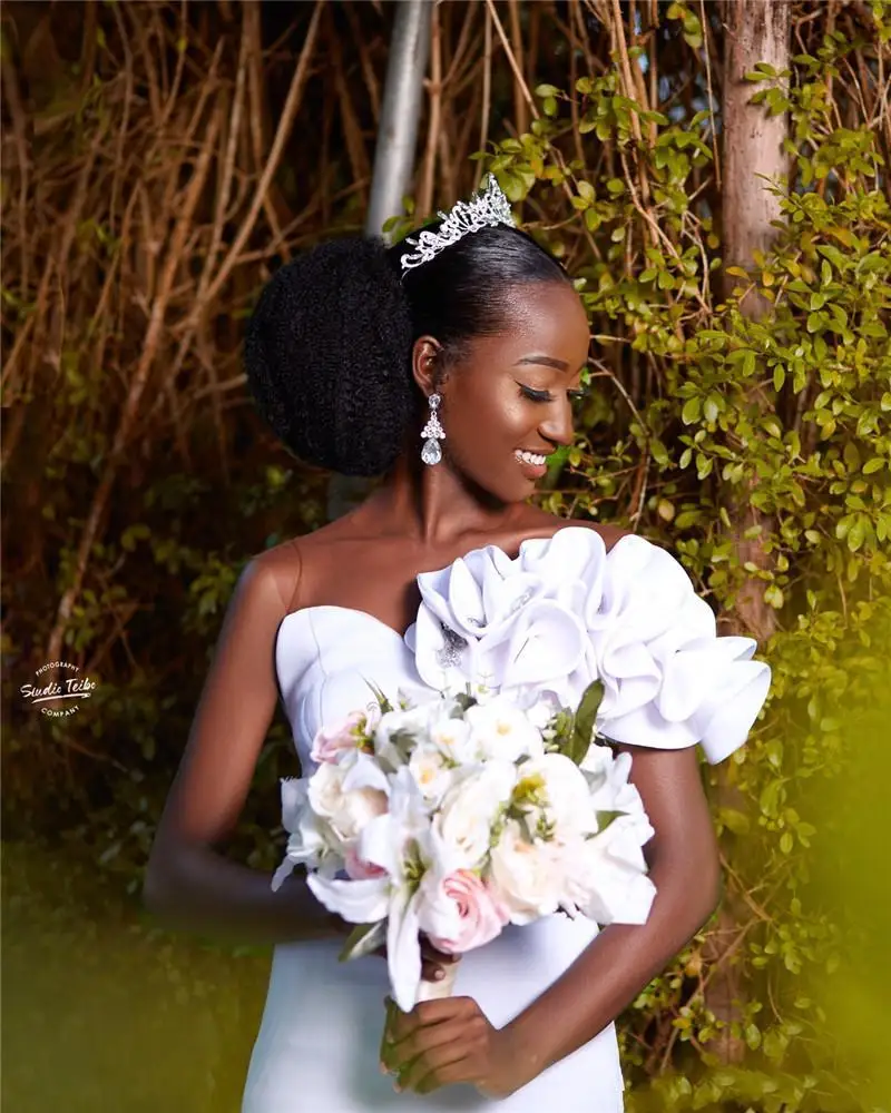 Vestidos de novia de sirena con escote redondo de satén, modestos vestidos de novia con flores hechas a mano, tren de barrido, jardín africano con volantes, 2021