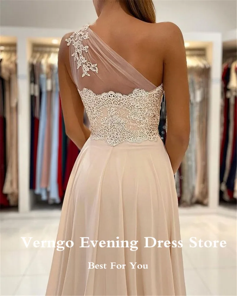 Verngo-vestido de fiesta para madre de la novia, traje de fiesta de gasa Beige, línea A, un hombro, Apliques de encaje, abertura lateral, vestidos de noche