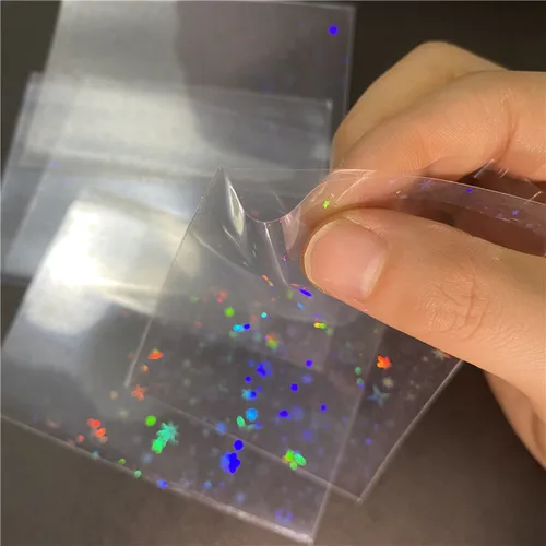Imagen 2 del producto 50 unids/lote 65*90MM pequeñas estrellas láser parpadeante fundas de tarjetas Protector para tarjetas mágicas PKM FAB soporte película de lámina holográfica