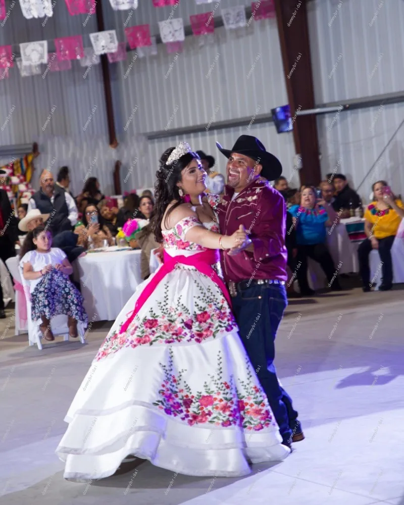 فساتين 2023 من Vestidos De 15 Años فساتين xv سنة Quinceaneras أنيقة بيضاء مكشوفة الكتفين من الساتان المطبوع بالورود مقاس كبير طويل