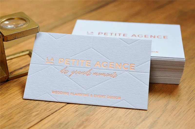 100/200 قطعة بطاقات بيضاء مخصصة البرنز الذهب حافة بطاقات الأعمال 700gsm المغلفة ورقة مزدوجة الجانب طباعة بطاقة زيارة