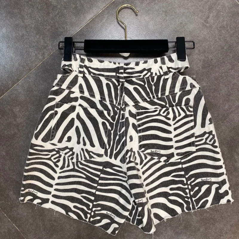 Imagem -02 - Designer de Cintura Oco para Fora Denim Shorts Feminino Personalidade Impresso Padrão Zebra Mini Jeans Moda Botão Buraco Rasgado Shorts Alta