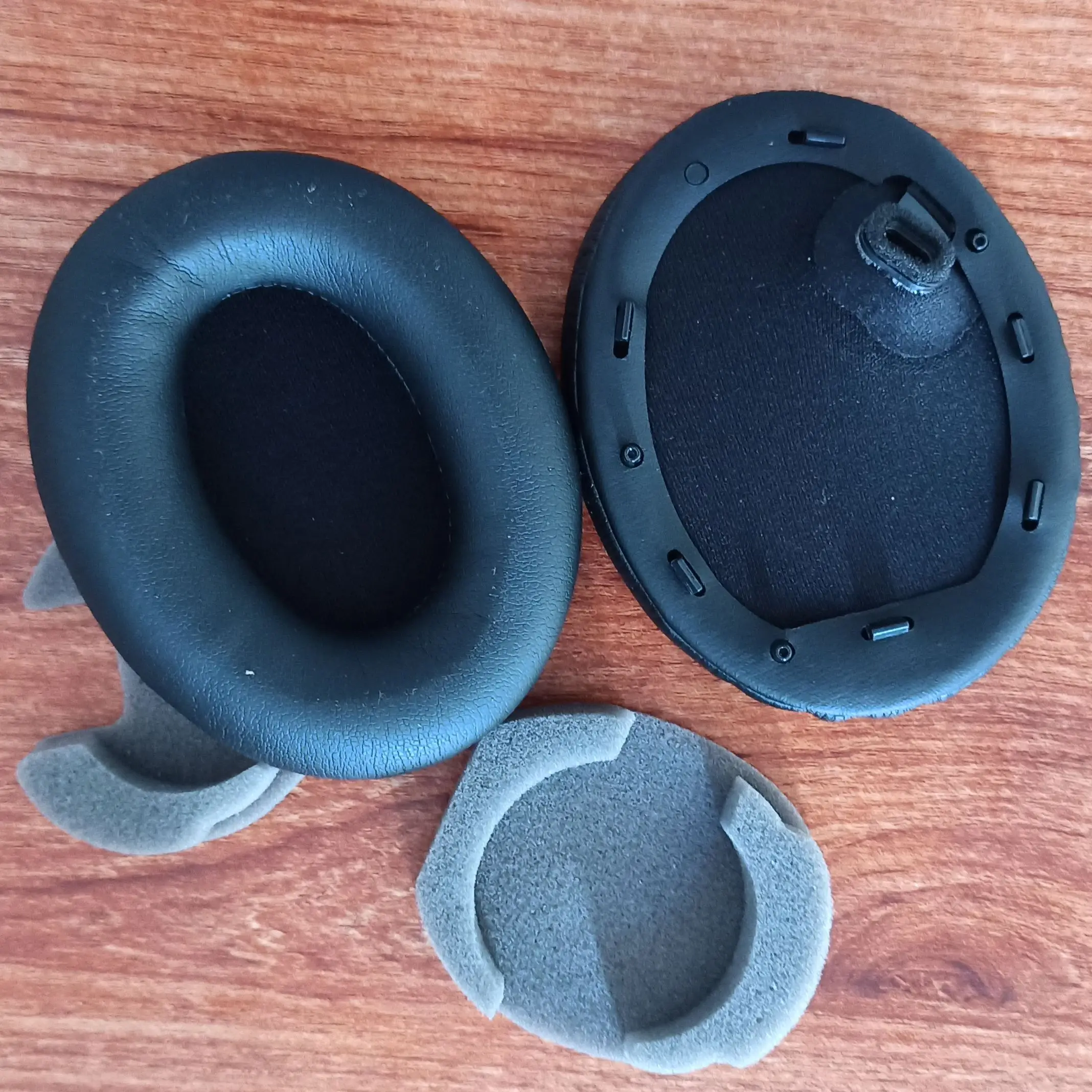 ترقية وسادة وسائد الأذن، غطاء وسادات الأذن البديلة لسماعة الرأس Sony WH-1000XM4 المانعة للضوضاء (أسود مع حامل وسادات الأذن)