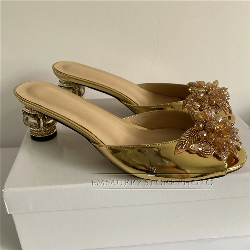 Zapatos de pasarela sin cordones de charol dorado para mujer, sandalias con diamantes de imitación de decoración de flores de cristal de Punta abierta, tacón de diamante con joyas