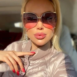 New Fashion Luxury Pearl Pink Sunglasses Women Vintage Metal Hollow Sun Glasses Female Outdoor Shades Oculos De Sol