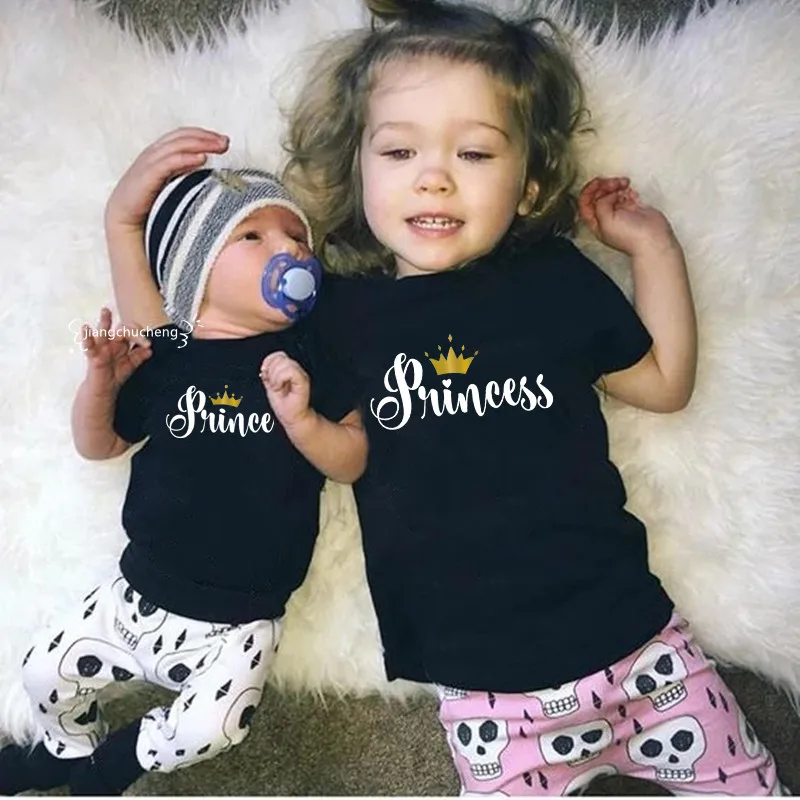 1pc Funny King Queen Prince Princess Family Matching Clothes Casual Father Son Mother and Daughter Shirts Gold Crown Print Tops