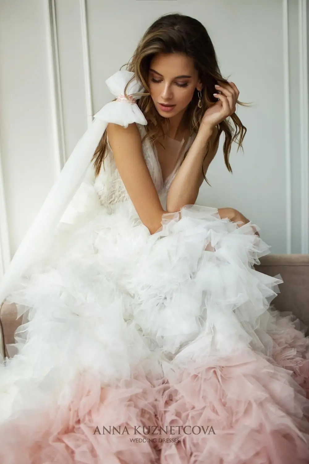 Fashion A Line Wedding Dresses V Neck Lace Appliques Tiered Bridal Gowns Custom Made Button Back Sweep Train Robe De Mariee