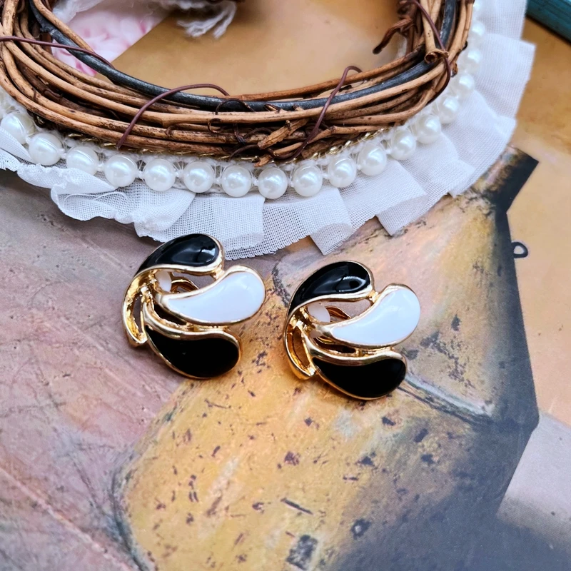 Fashion Enamel Clip Earrings Vintage Metal Line Black White Brincos Drip Glaze Jewelry For Women