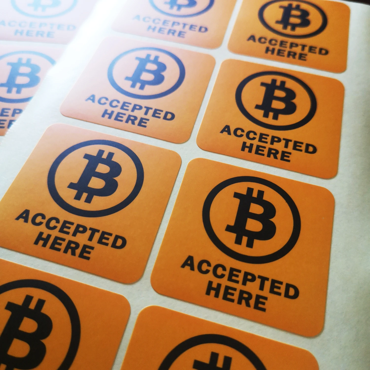 24 Stück 4 x 4 cm BITCOIN HIER AKZEPTIERT Selbstklebender Cyptocurrency-Etikettenaufkleber für Shop-Werbekunstpapier mit mattierter Laminierung – Detail 3