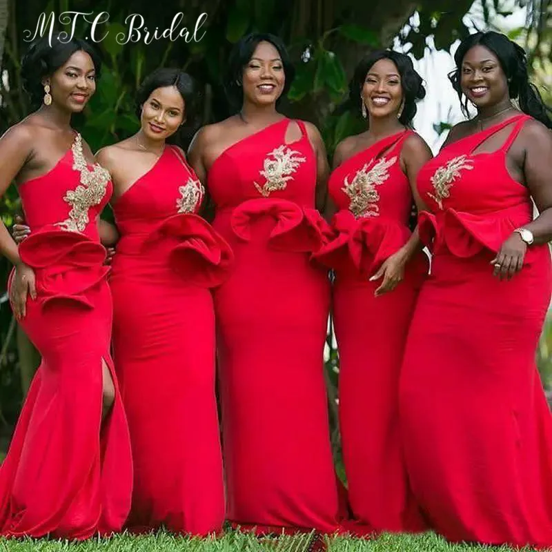 Vestidos de dama de Honor africanos de sirena roja, precio al por mayor, Vestido largo de dama de Honor con un hombro y abertura lateral con apliques dorados, 2019