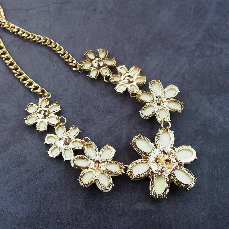 Brand New Necklace Premium Party Zircon Flower Shine Retro Noble Clavicle Chain Golden Fashion Magazine Office Ladies Gift N0019