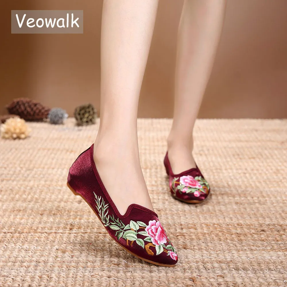 Veowalk Cotton Fabric Embroidered Women Pointed Toe Flats Comfortable Chinese Embroidered Slip On Ballet Shoes for Ladies