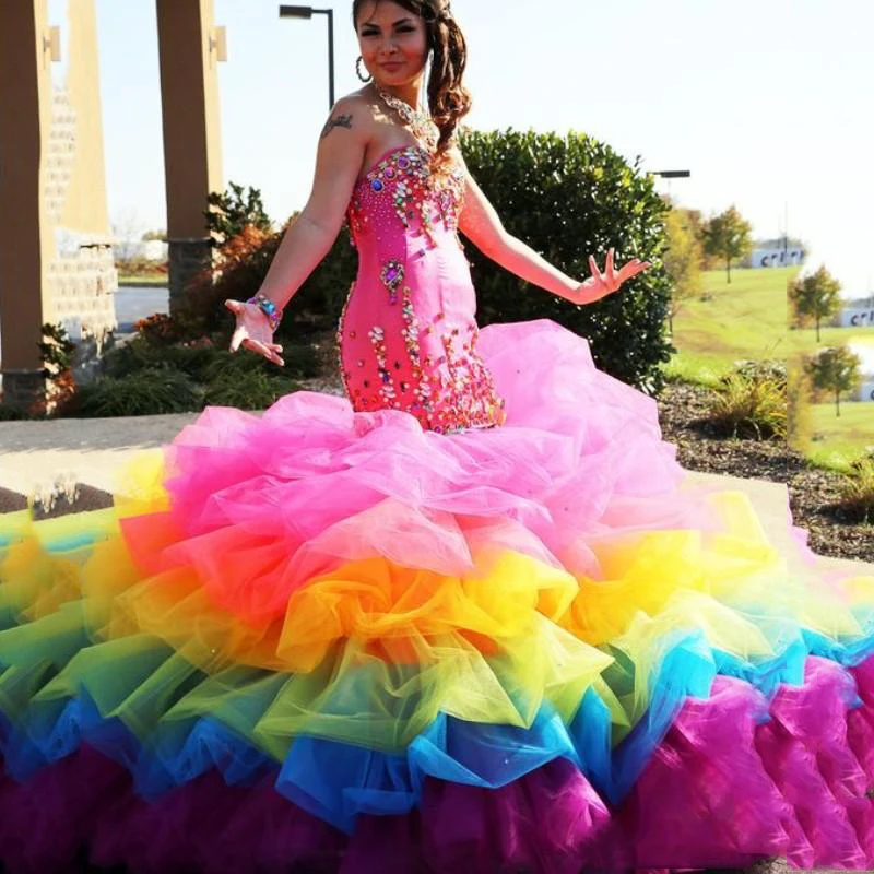 Abito da ballo a sirena colorato arcobaleno abito da sera senza maniche con scollo a cuore in rilievo di cristallo Tulle a strati di arrivo di moda