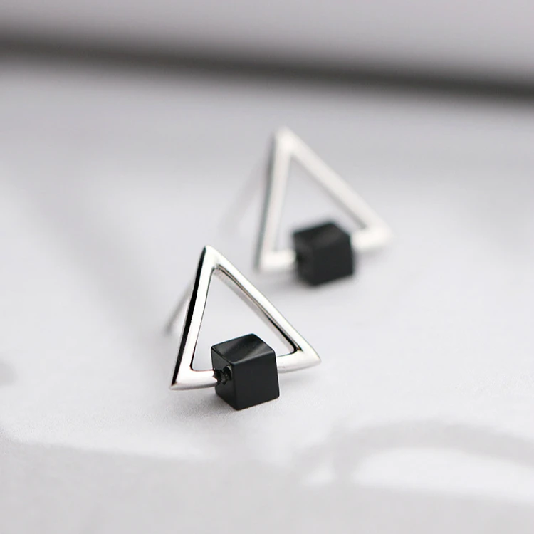 925 Sterling Silver Black Square Hollow Triangle Kolczyki sztyfty dla kobiet Prezent Hipoalergiczna biżuteria ze srebra próby 925