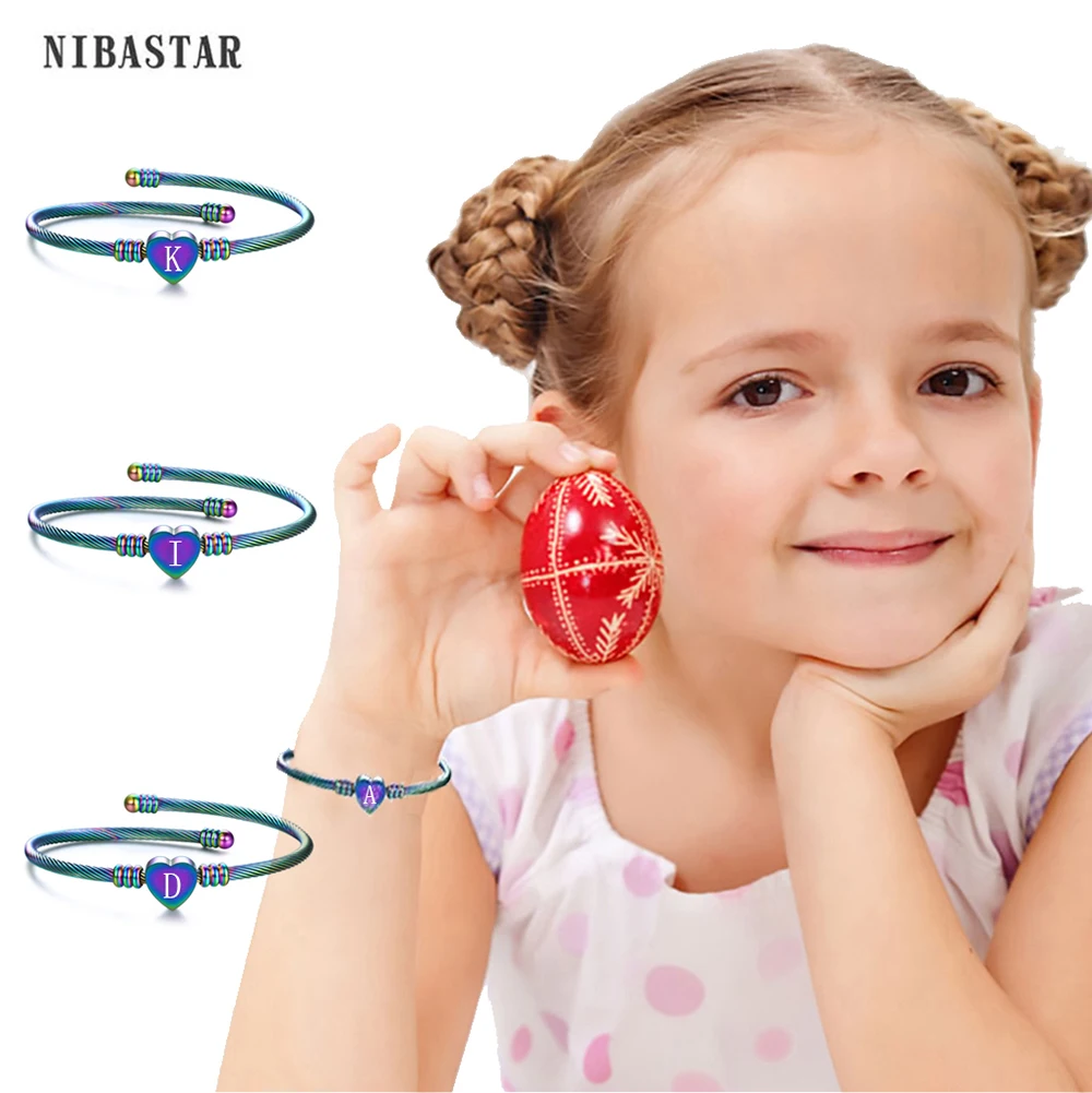 Regenbogen-Armband mit Anfangsbuchstaben für Kinder, Edelstahl, offen, personalisierbar, Armreif, schöner Baby-Herz-Schmuck, glattes Sicherheitszubehör