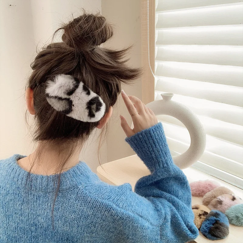 Autumn and winter plush hair clip fashion 2021 new bangs clip female girl headdress simple rabbit fur side clip accessories