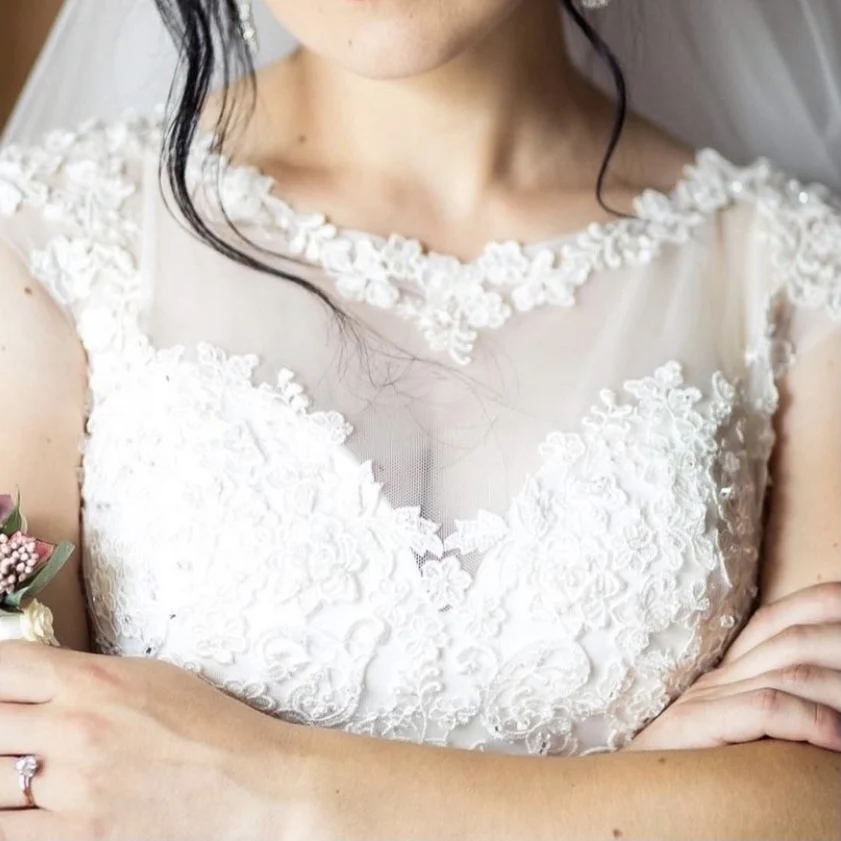 Robe de mariée à col rond avec mancherons, appliques en dentelle, paillettes, tulle, bouton dans le dos, train de balayage, robe de patients, jeu éducatif