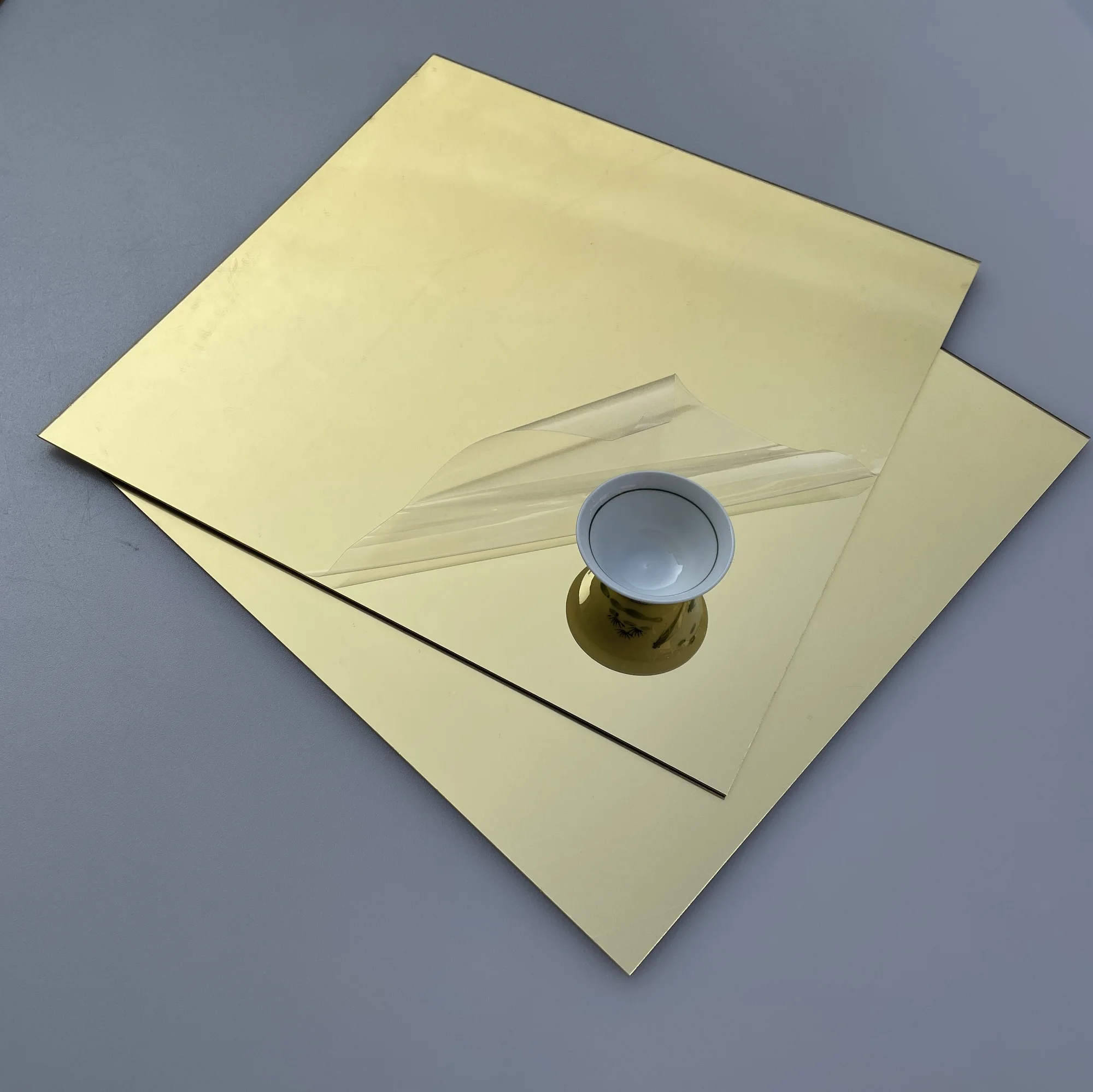 Speciale Recensione: Mirror Sheet di Acrilico Leggero e Sicuro per Eventi e Decorazioni