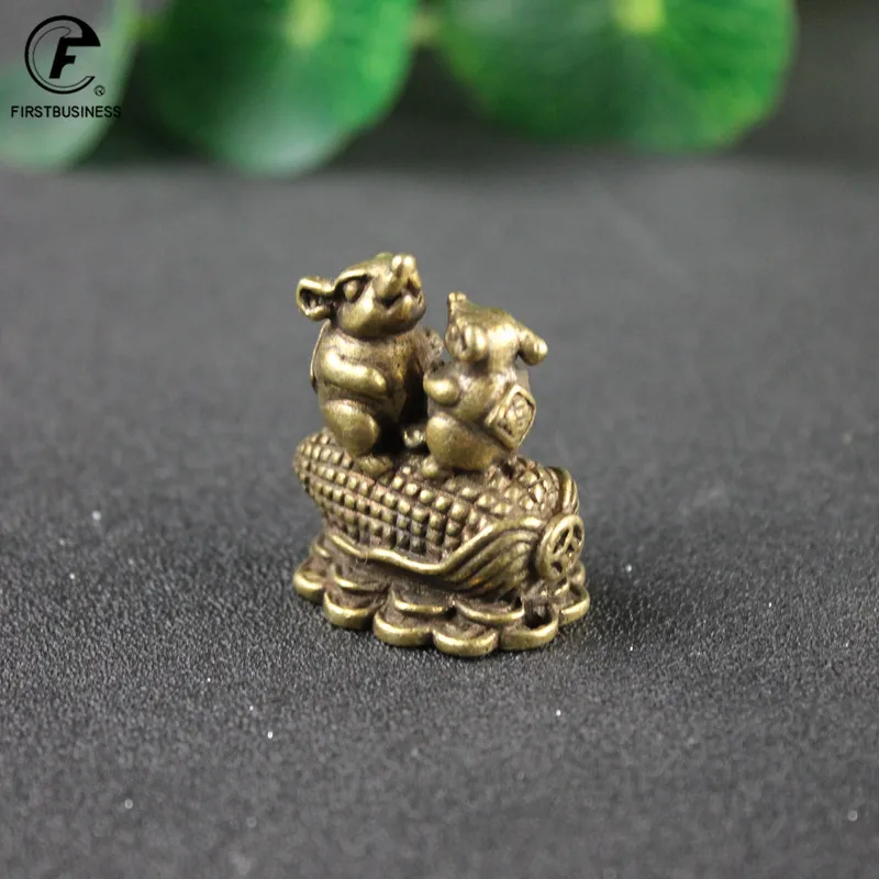 Vintage Copper 2021 New Design Corn Rat Kiss Love Figure Small Ornaments Brass Corn Mouse Heart Desk Decoration Keychain Pendant