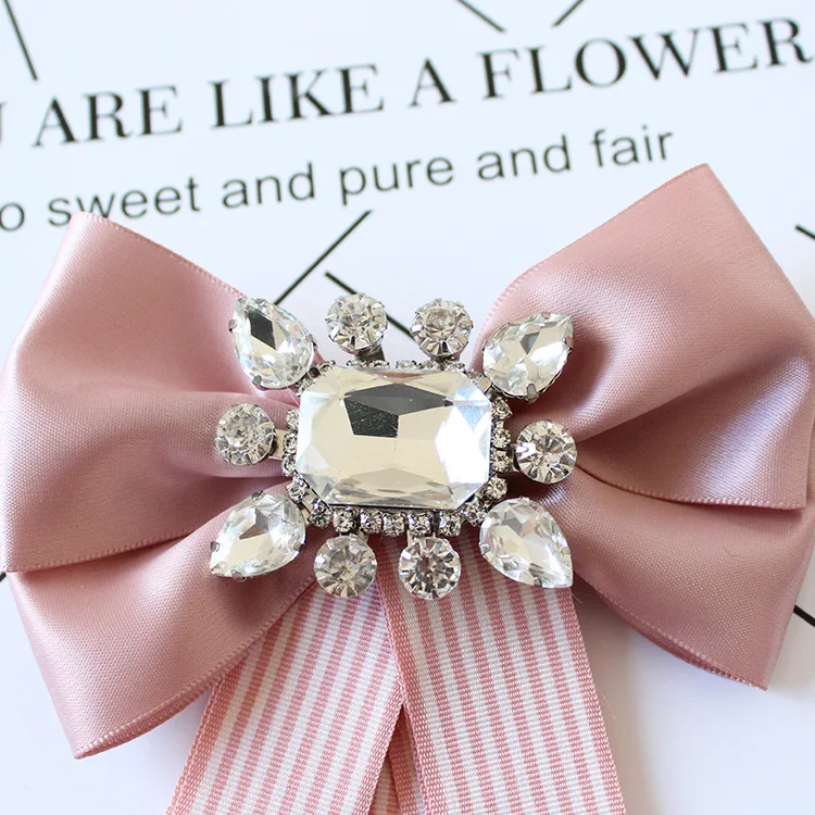 College diamond-studded bow tie brooch brooch brooch blouse collar floral fabric ribbon neckline hundred matching accessories