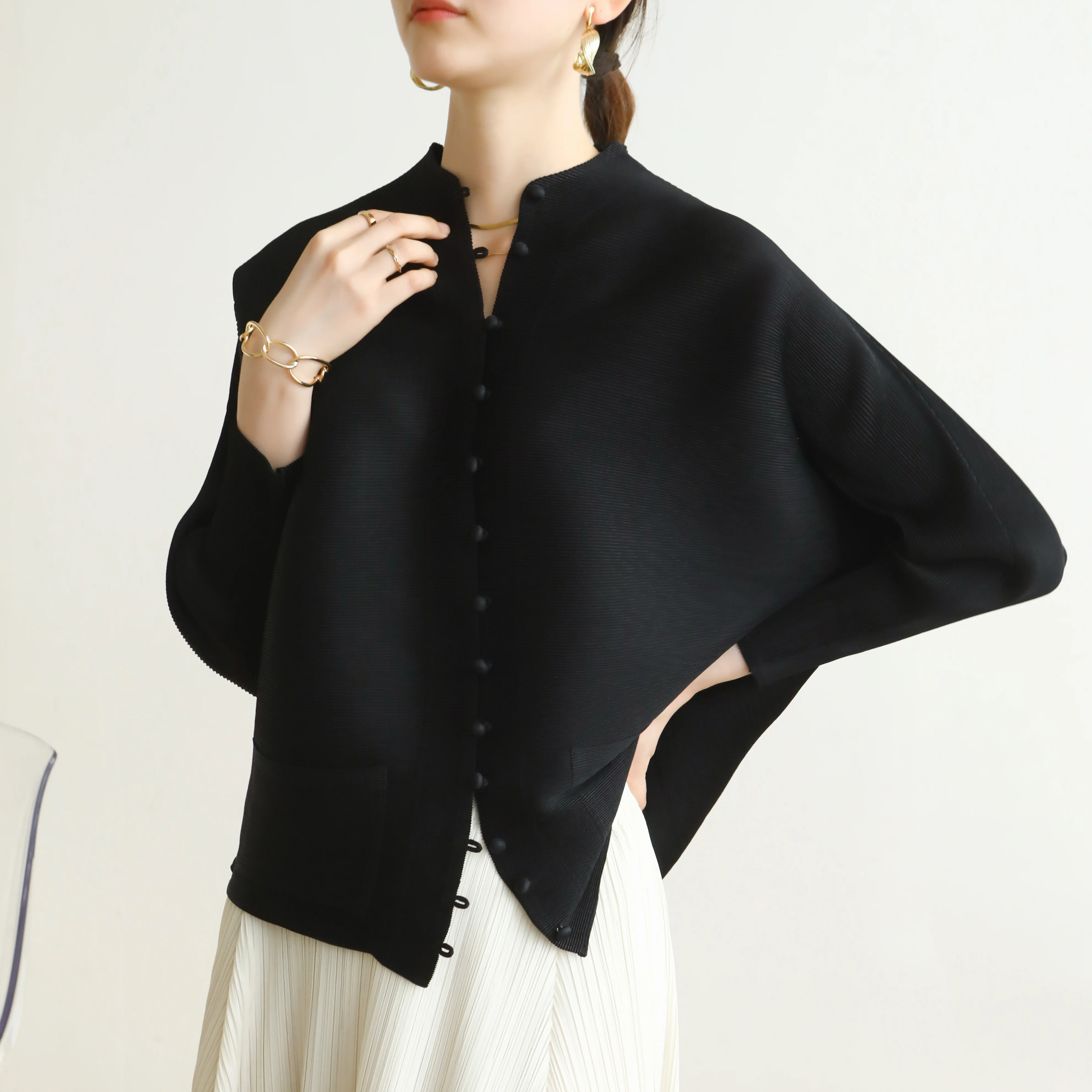 

Autumn spring 2021 Miyake pleated fashion stand collar long sleeves Large size loose single breasted casual jacket