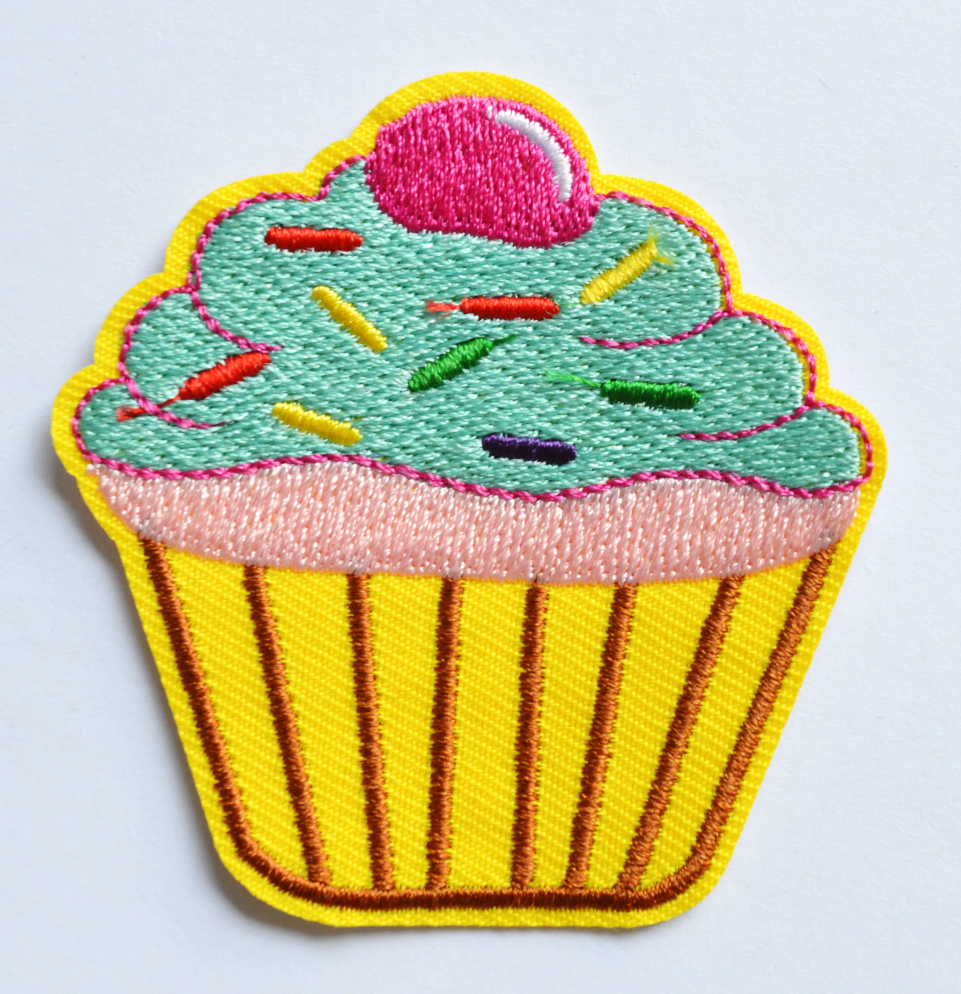 (5 pcs) Cupcake retro snack cake sweets fun embroidered applique iron on patch ( about 6.6 * 6.6 cm)