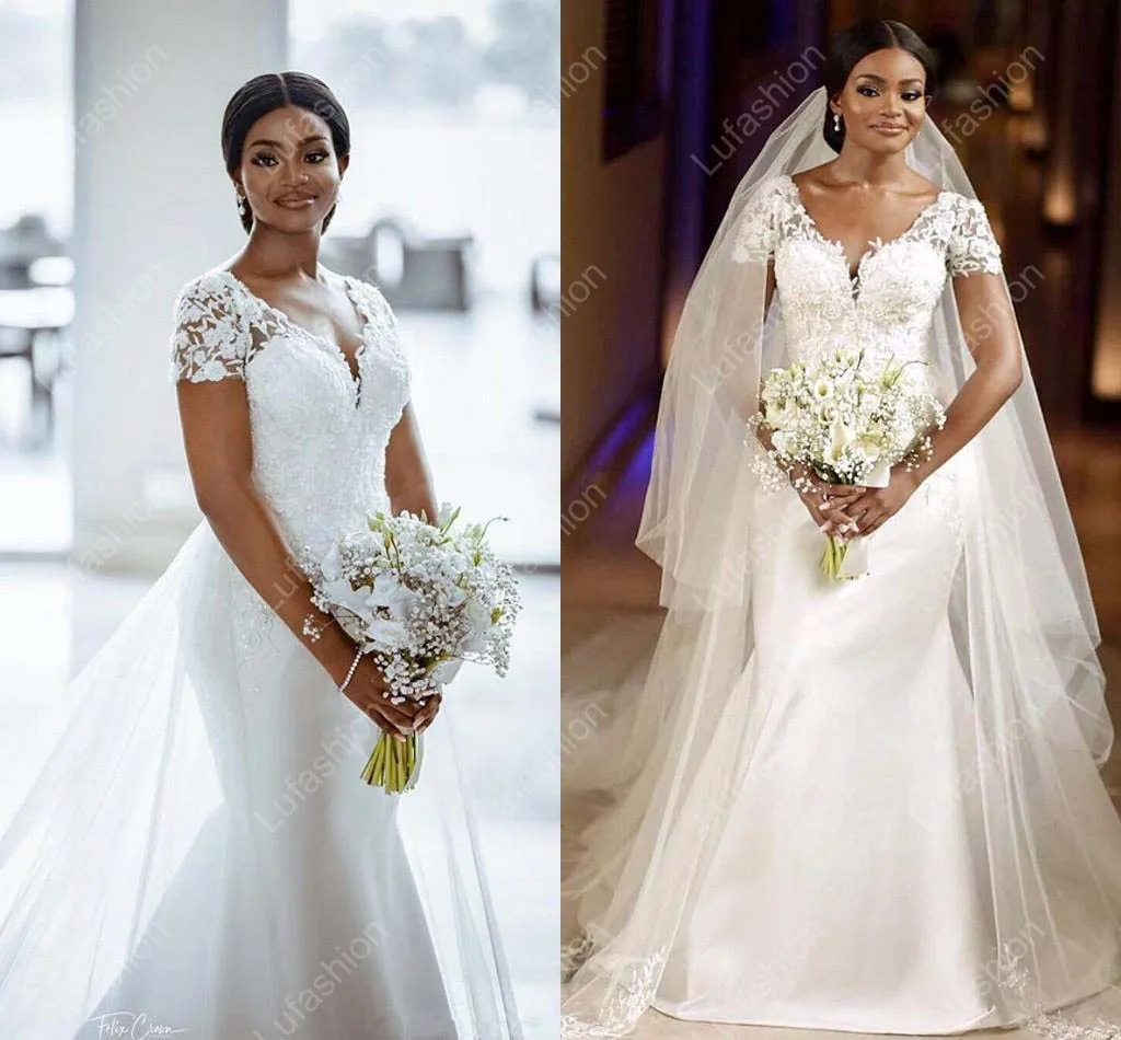 Robe de Mariée Sirène Blanche avec Traîne Amovible en Dentelle, Col en V, Éducative