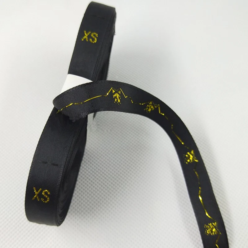 500pcsGARMENT SIZE LABEL Clothing Tags White Black Background Wooden Lock Machine Metal Gold Letters 1.2x3.5cm High Quality
