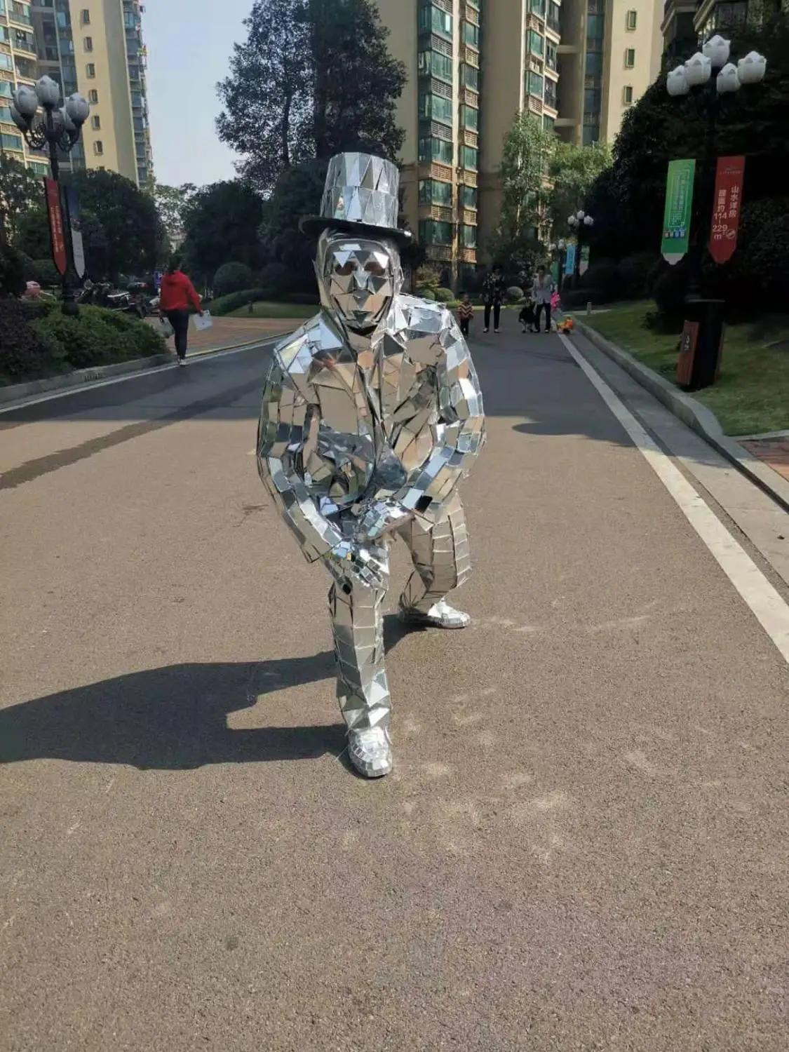 2023 Mirror Man Costume Hand Sewn Durable Performance Suit Halloween Cosplay Christmas Party Show