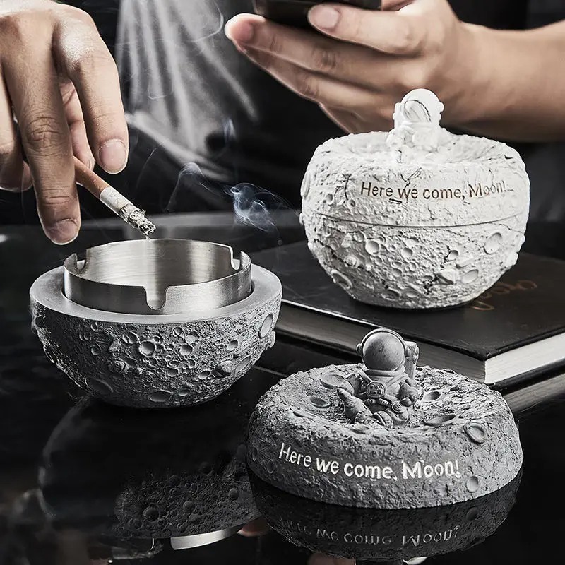 Astronaut Ashtray Home Astronaut Ashtrays with Lid Home Decorations Desktop Ornaments Household Products Birthday Present